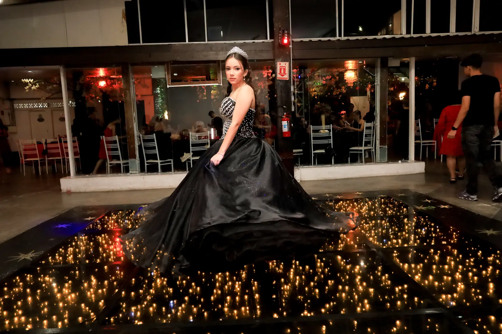 Debutante em pista iluminada no Salão de Festas Machado
