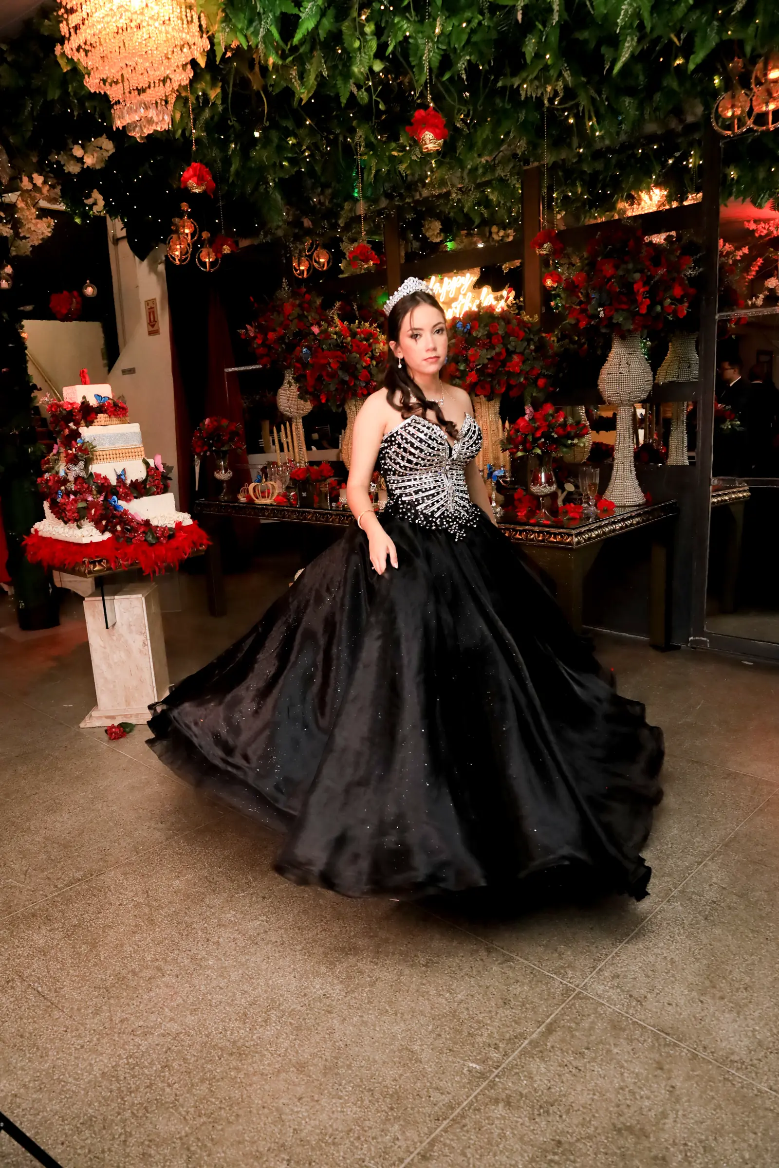 Debutante com vestido preto em sua festa de 15 anos