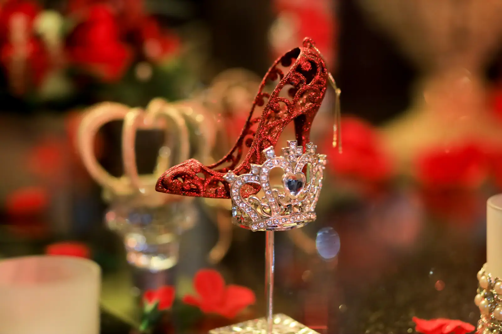 Detalhe de coroa e sapatinho na decoração de debutante