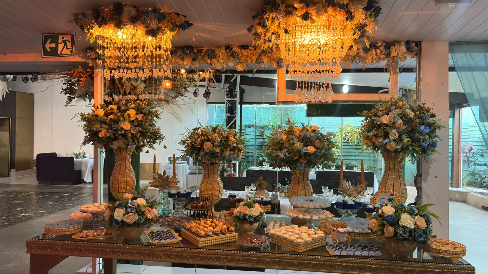 Mesa de doces preparada para celebração